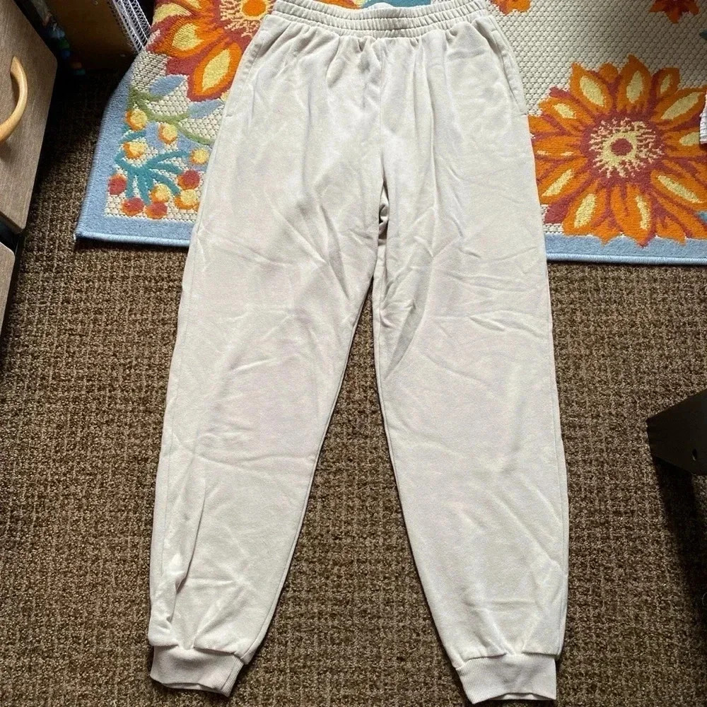Light brown/crème sweatpants athleisure
Brand: Colsie size small elastic sweats